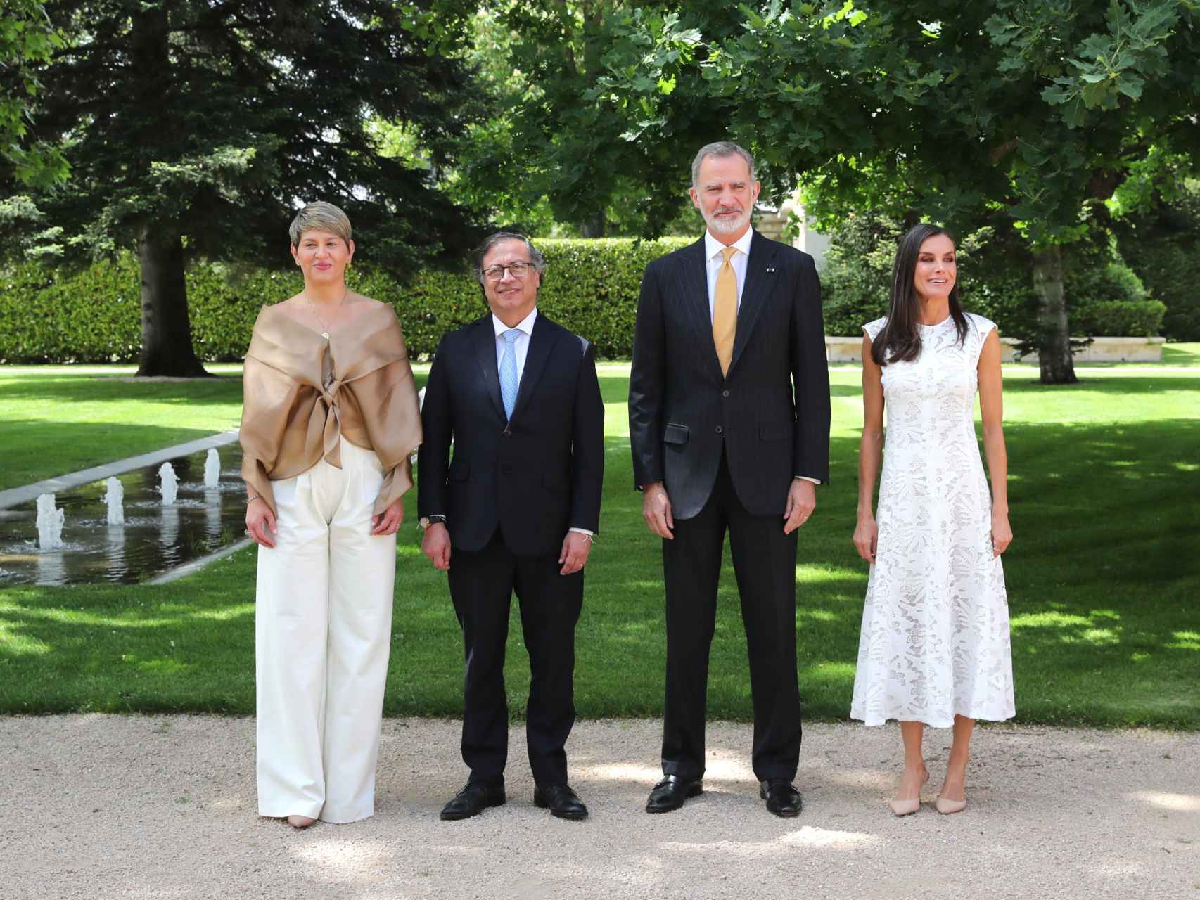 Felipe VI, Letizia, Gustavo Petro y Verónica Alcocer en los jardines de Zarzuela.