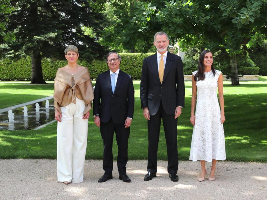Felipe VI, Letizia, Gustavo Petro y Verónica Alcocer en los jardines de Zarzuela.