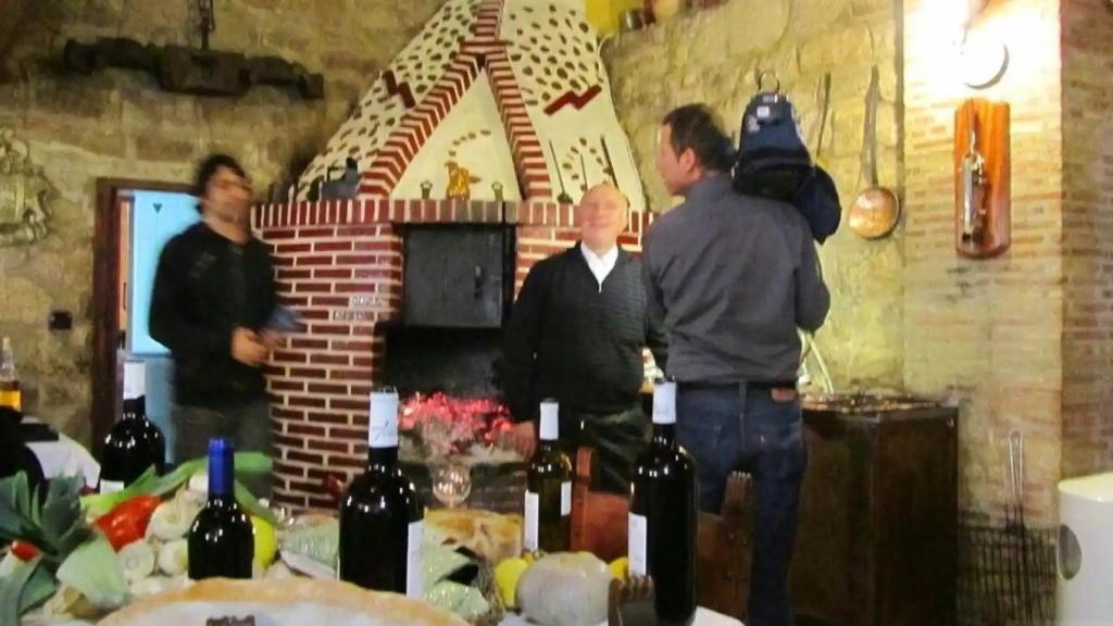 Guillermo Castillo en el interior de su bodega.