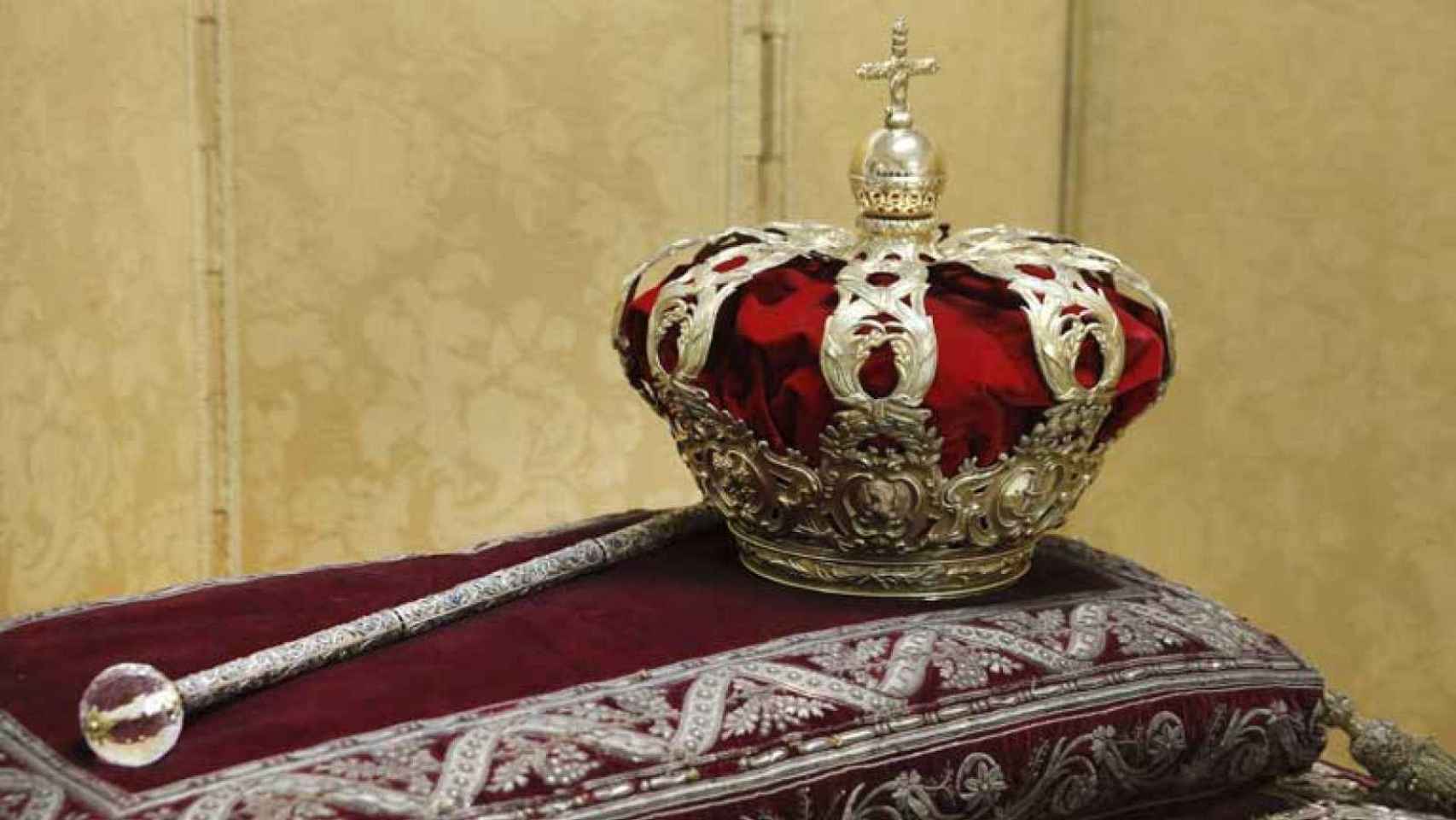Corona tumular y cetro decorativo para la proclamación de Felipe VI
