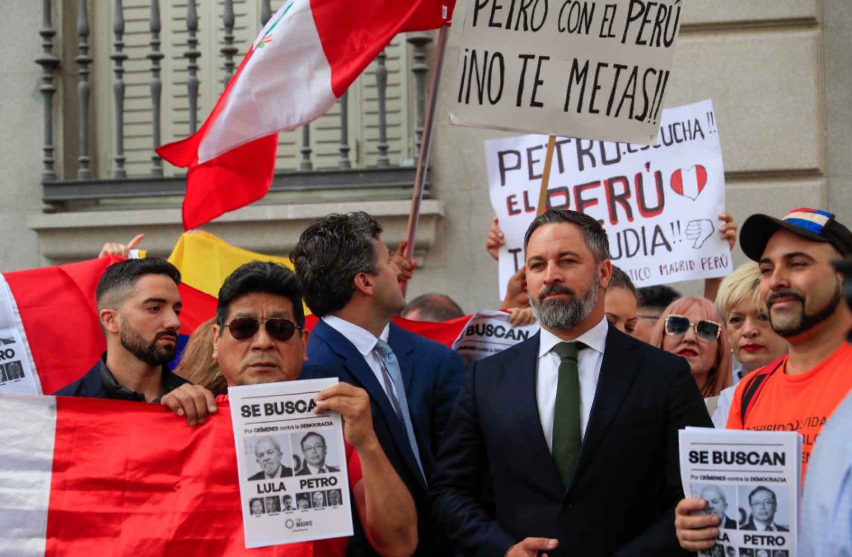 El líder de Vox, Santiago Abascal, junto a unos manifestantes contra la visita de Estado del presidente de Colombia, Gustavo Petro, frente al Congreso de los Diputados.