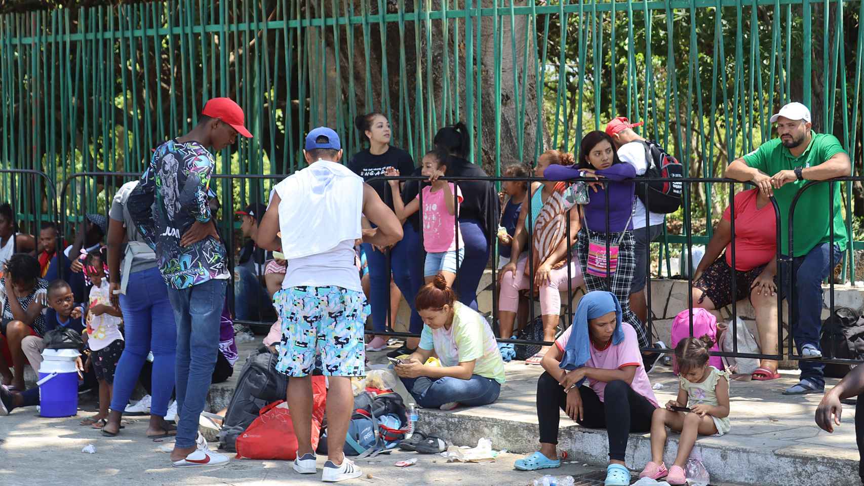 Migrantes hacen fila para tramitar documentos en Tapachula (México), este miércoles.