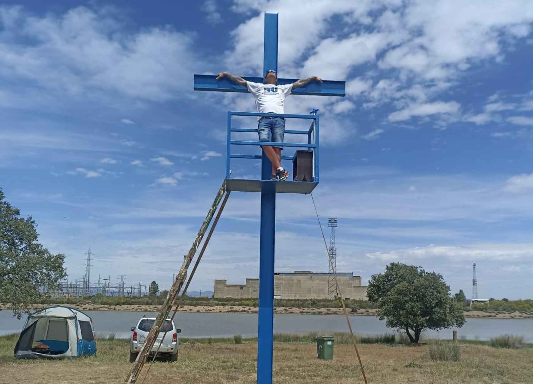 David Pravos 'crucificado' en su cruz improvisada frente a la vieja central nuclear de Valdecaballeros, en Badajoz