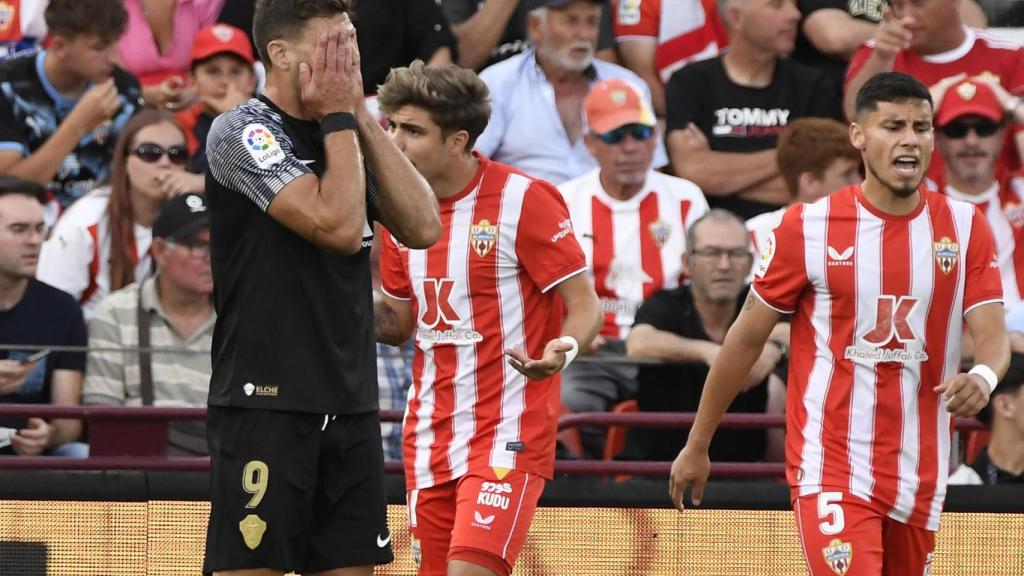 El delantero argentino del Elche CF, Lucas Boyé (i), se lamenta tras una ocasión perdida durante el partido.