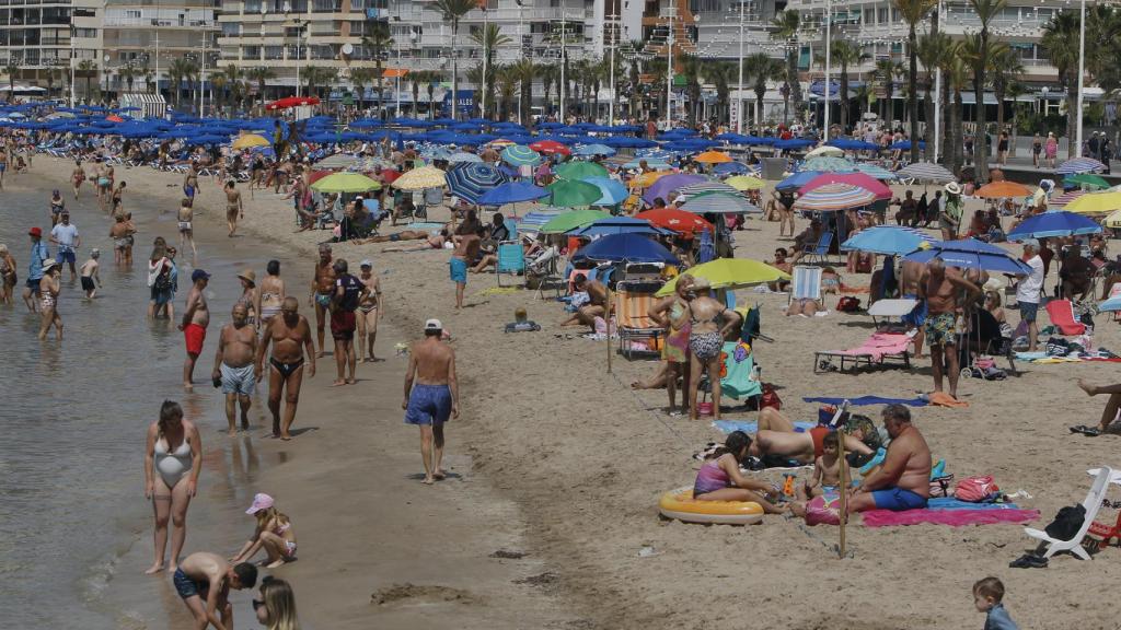 Varias personas disfrutan del buen tiempo en la playa de Benidorm, el pasado viernes.