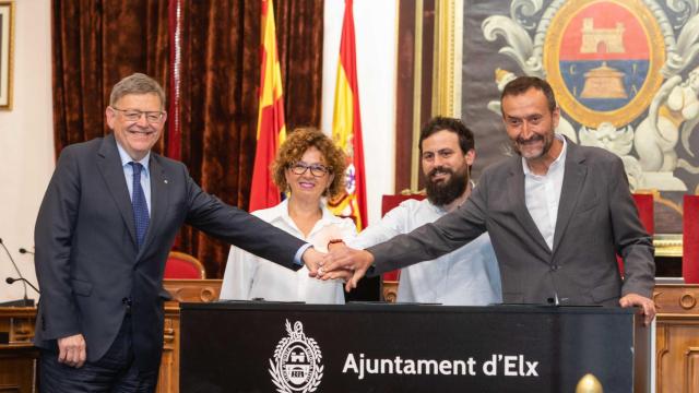 El momento tras la firma de cesión de los terrenos entre los responsables políticos y el CEO de PLD Space.