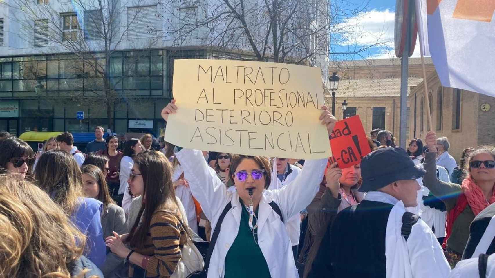 Protesta de los médicos valencianos frente a la Conselleria de Sanidad.