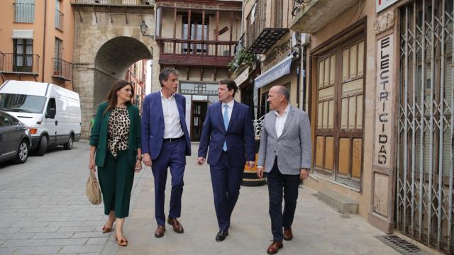 El presidente autonómico del Partido Popular y presidente de la Junta, Alfonso Fernández Mañueco, durante su visita en Toro