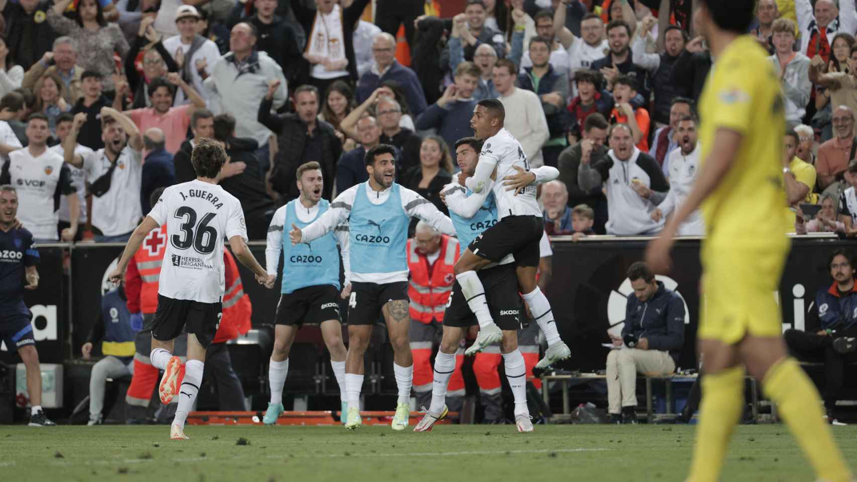 Los jugadores del Valencia, celebrando el gol de Samuel Lino al Villarreal