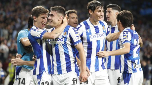 Piña de los jugadores de la Real Sociedad para celebrar el gol de Ander Barrenetxea