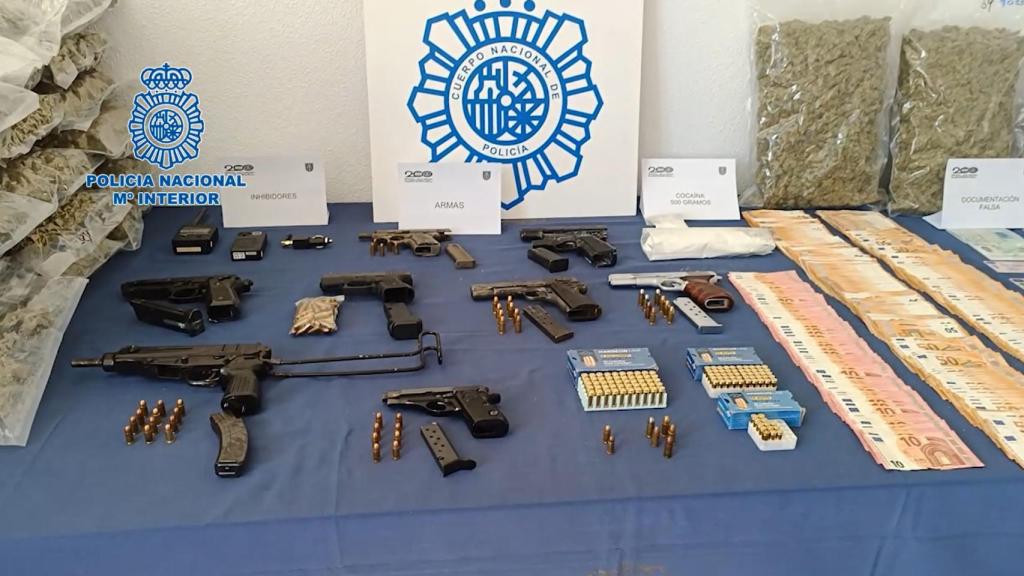 Armas, dinero y marihuana incautadas en la operación.