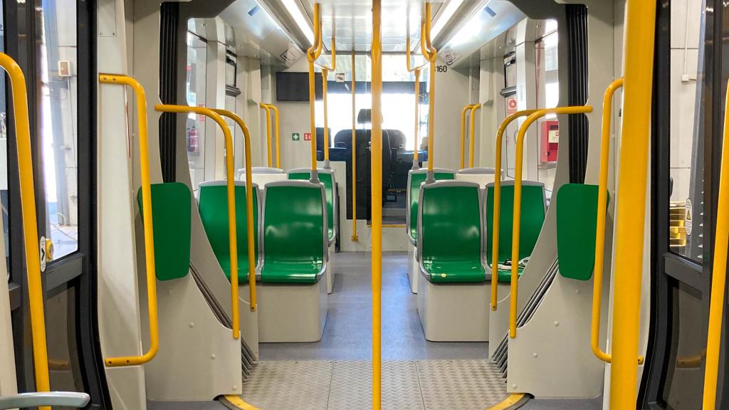 Interior de uno de los trenes Urbos 100 del Metro de Málaga.