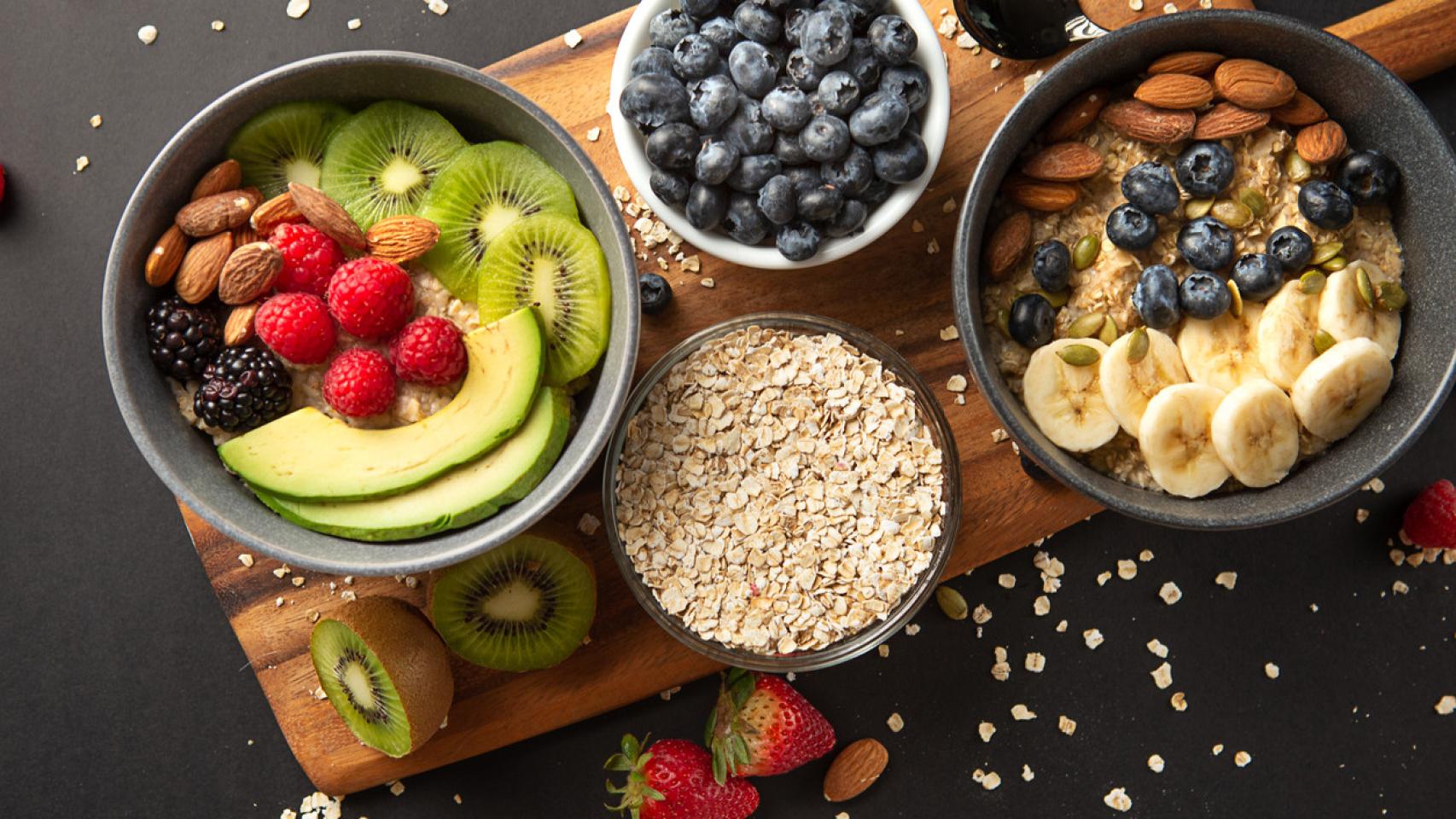 Tazones de avena con variedad de frutas. Foto: iStock.