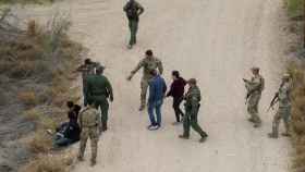 Las autoridades de EEUU detienen a unos inmigrantes tras cruzar el río Grande, este marzo en La Joya (Texas).