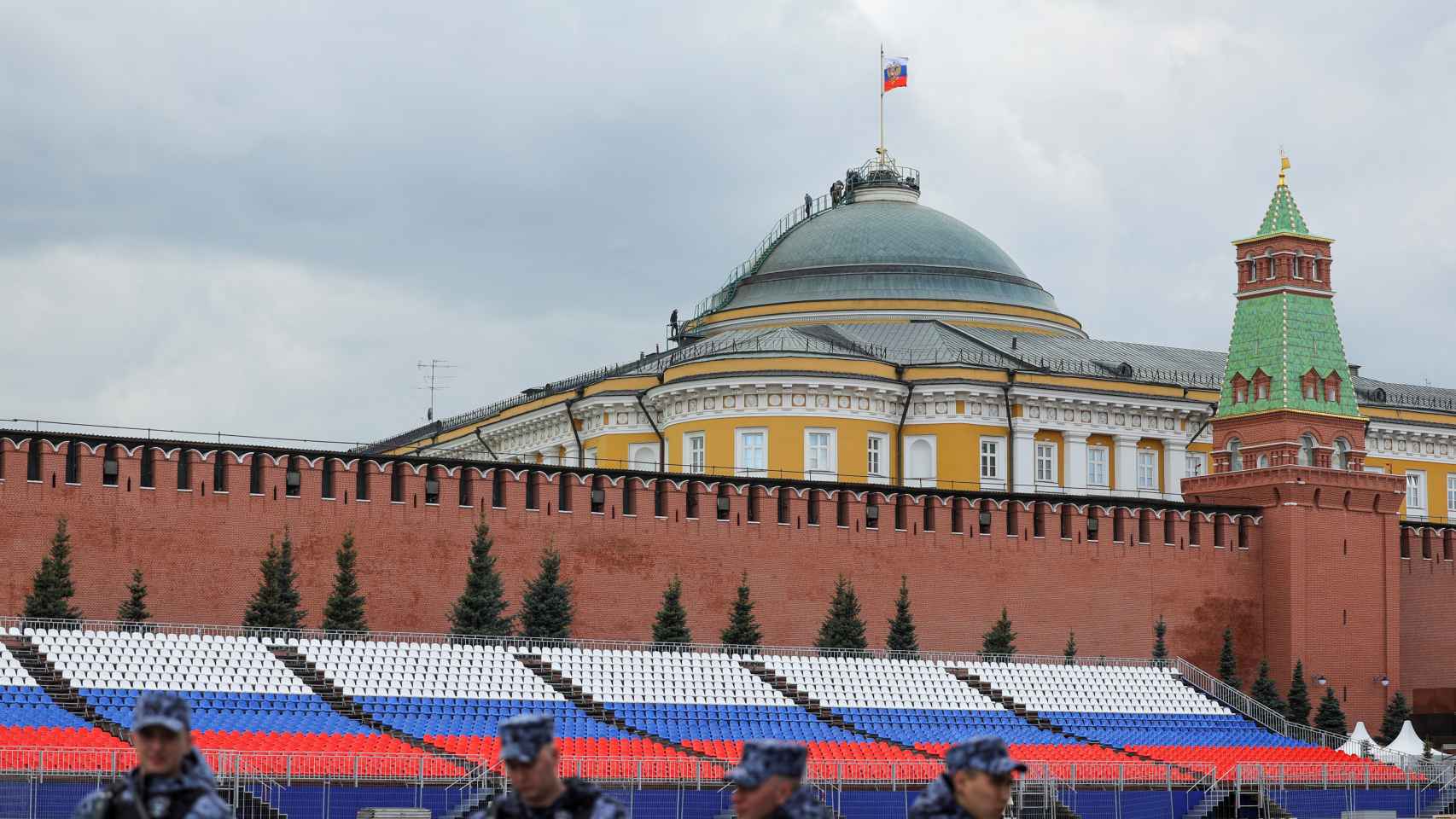 La gente se reúne en la cúpula del edificio del Senado del Kremlin en el centro de Moscú.