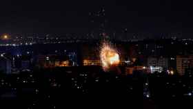 Una explosión producida tras un ataque aéreo israelí en Gaza.