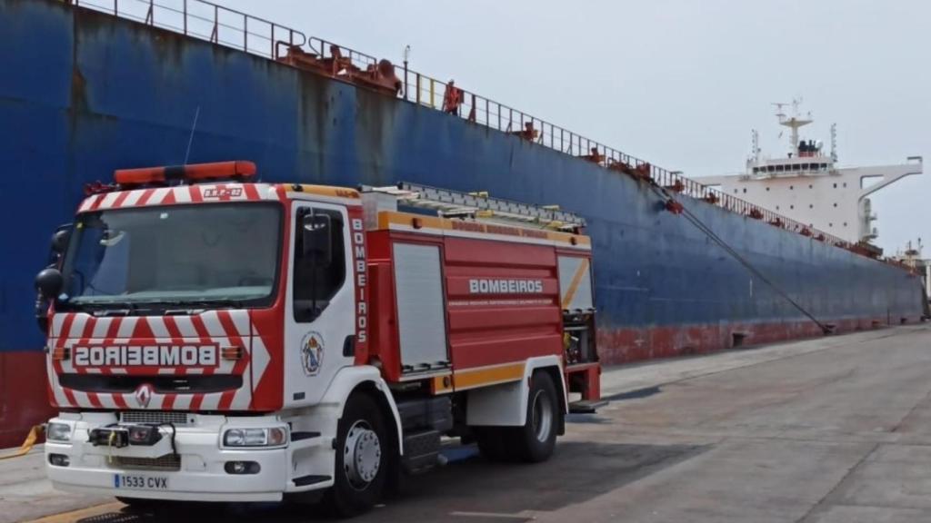 El buque incendiado en Punta Langosteira