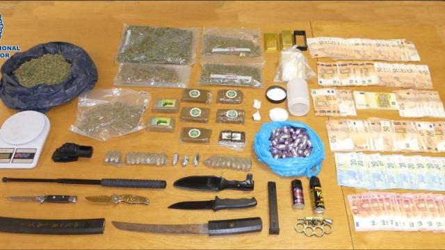 Drogas, armas y dinero encontrado durante un registro domiciliario en Santiago el pasado 25 de abril