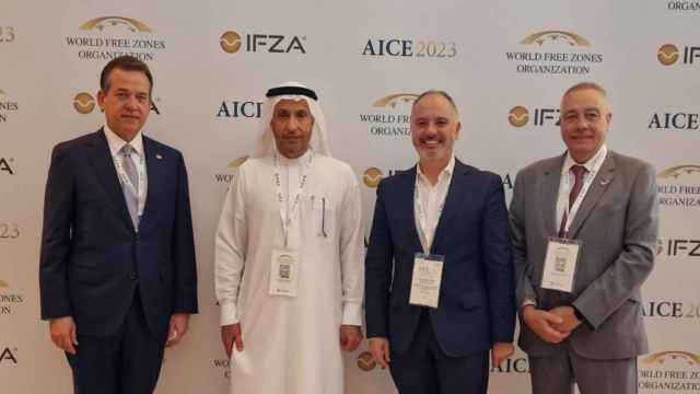 David Regades ha iniciado contactos con inversores internacionales para nuevos proyectos en la cumbre de las zonas francas del mundo en Dubái.