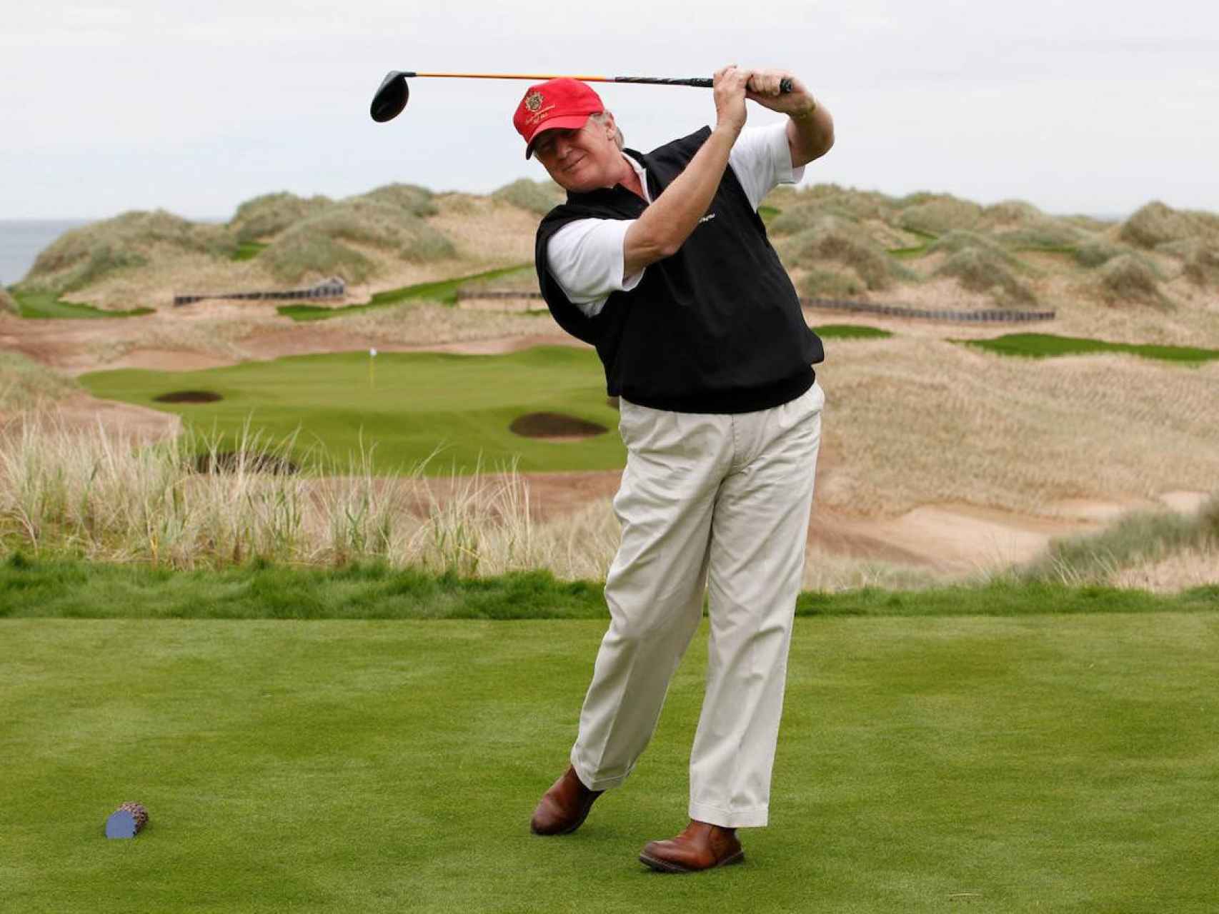 Trump jugando al golf en Aberdeen, Escocia.