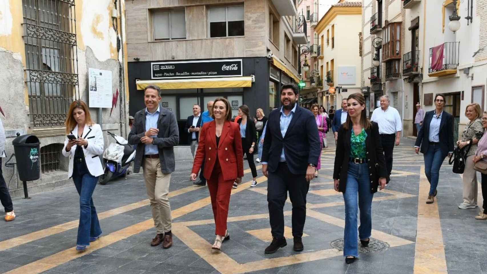Los dirigentes populares, este miércoles, paseando por las calles de Lorca para hablar con los comerciantes.