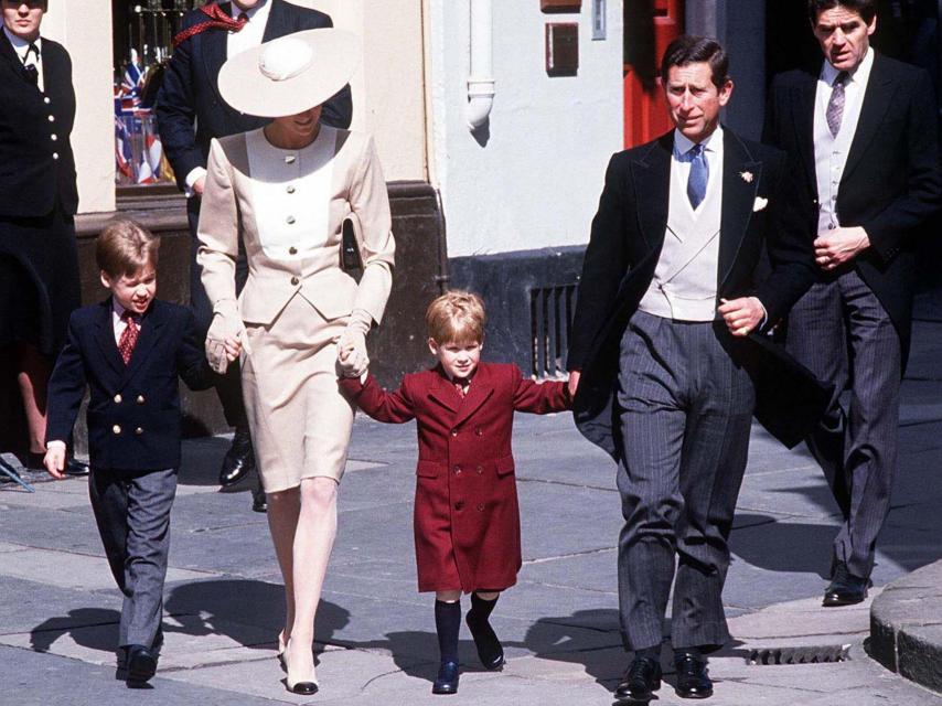 Un príncipe Carlos con Diana de Gales y sus hijos, Guillermo y Harry.