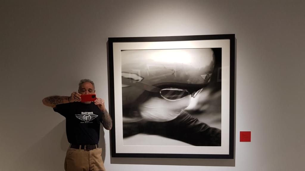 Alberto García-Alix fotografía a los reporteros gráficos durante la visita a la exposición.