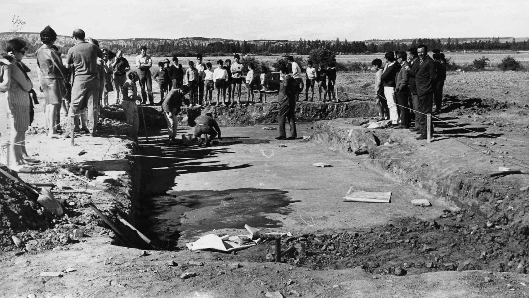 Visitas a las primeras excavaciones de la Villa romana de la Olmeda en Pedrosa de la Vega (Palencia) en 1968