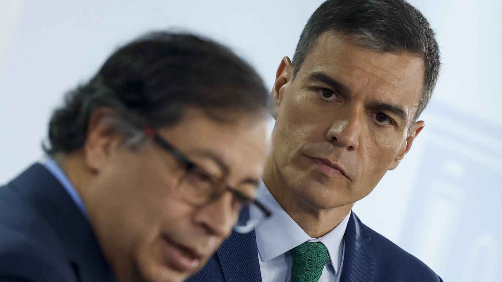 El presidente del Gobierno, Pedro Sánchez (d) y el presidente de Colombia, Gustavo Petro (i) .