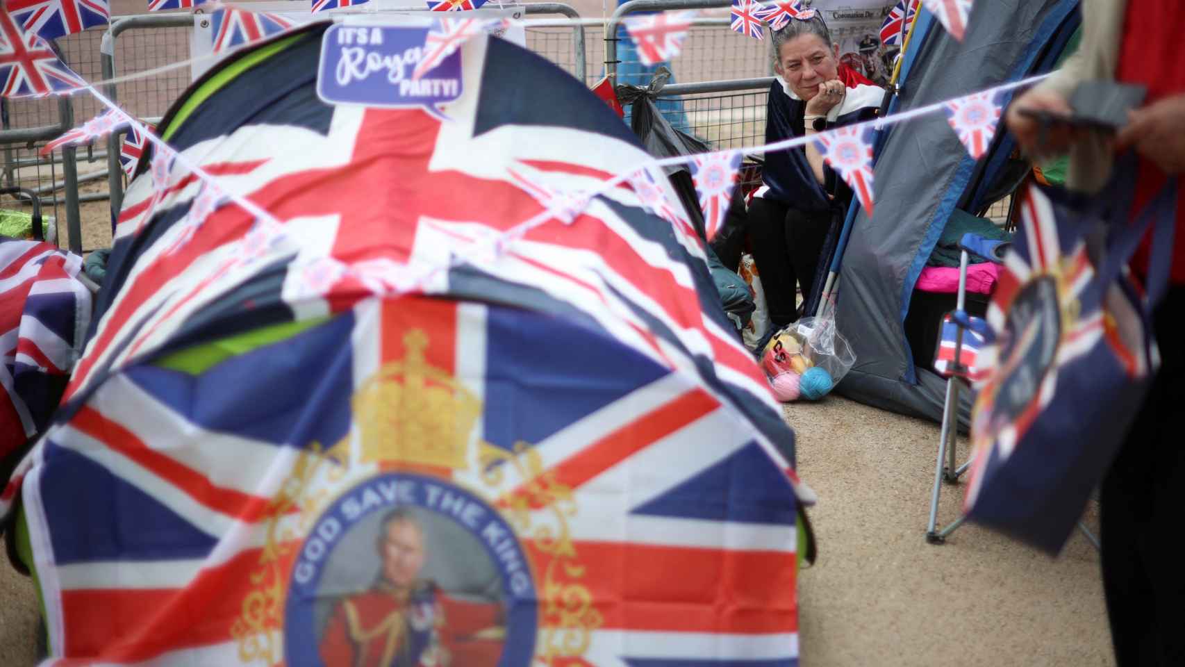 Los fanáticos de la realeza británica esperan en el Mall, antes de la Coronación del Rey Carlos y Camila, Reina Consorte de Gran Bretaña, en Londres.