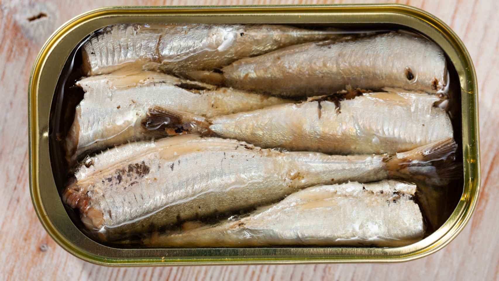 El pescado azul como las sardinas se relaciona con una mejor salud cardiovascular.