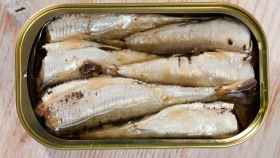 El pescado azul como las sardinas se relaciona con una mejor salud cardiovascular.