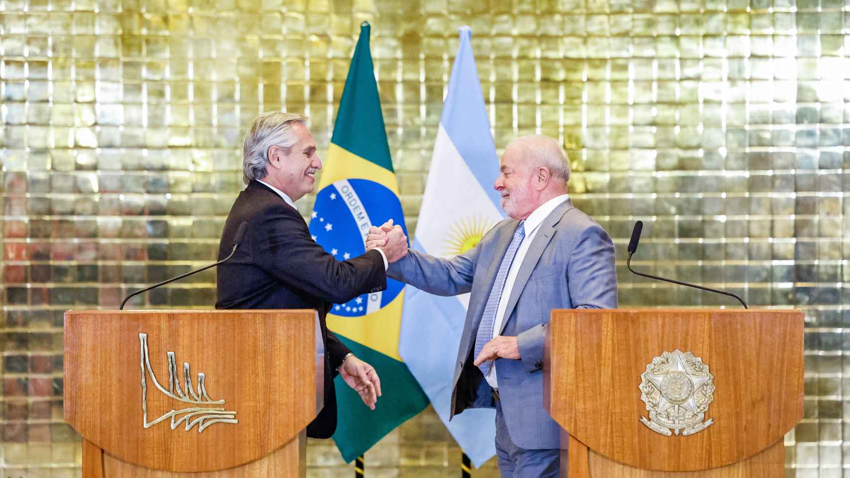 Alberto Fernández (izda.) y Lula da Silva (dcha.) se dan un apretón de manos, este martes en Brasilia.