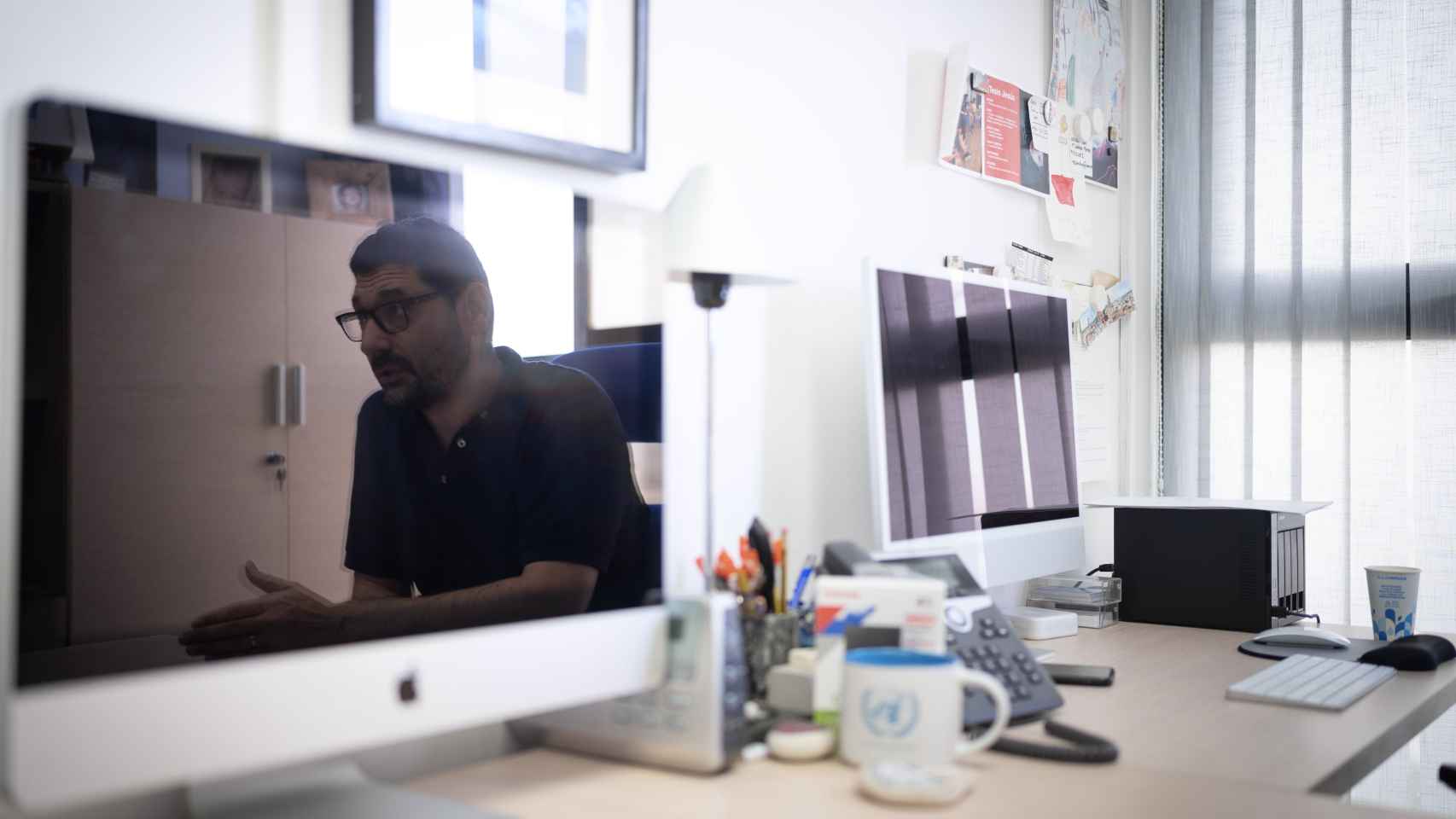 Calderón reflejado en el ordenador de su despacho.