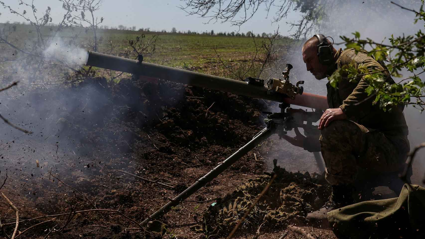 Un militar ucraniano dispara granadas antitanques en el frente de Bakhmut.