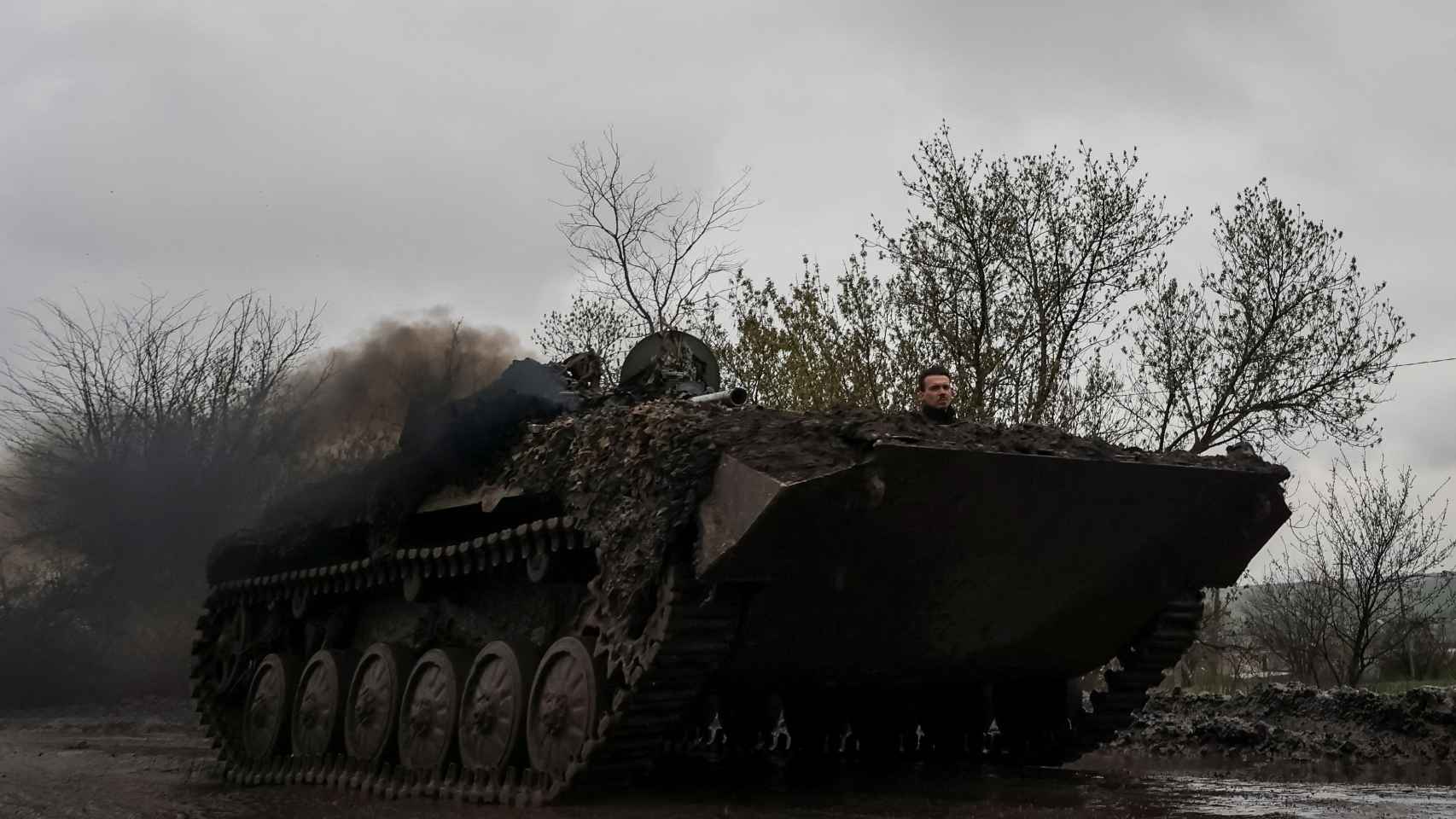 Militares ucranianos avanzan en un tanque en el frente de Bakhmut.