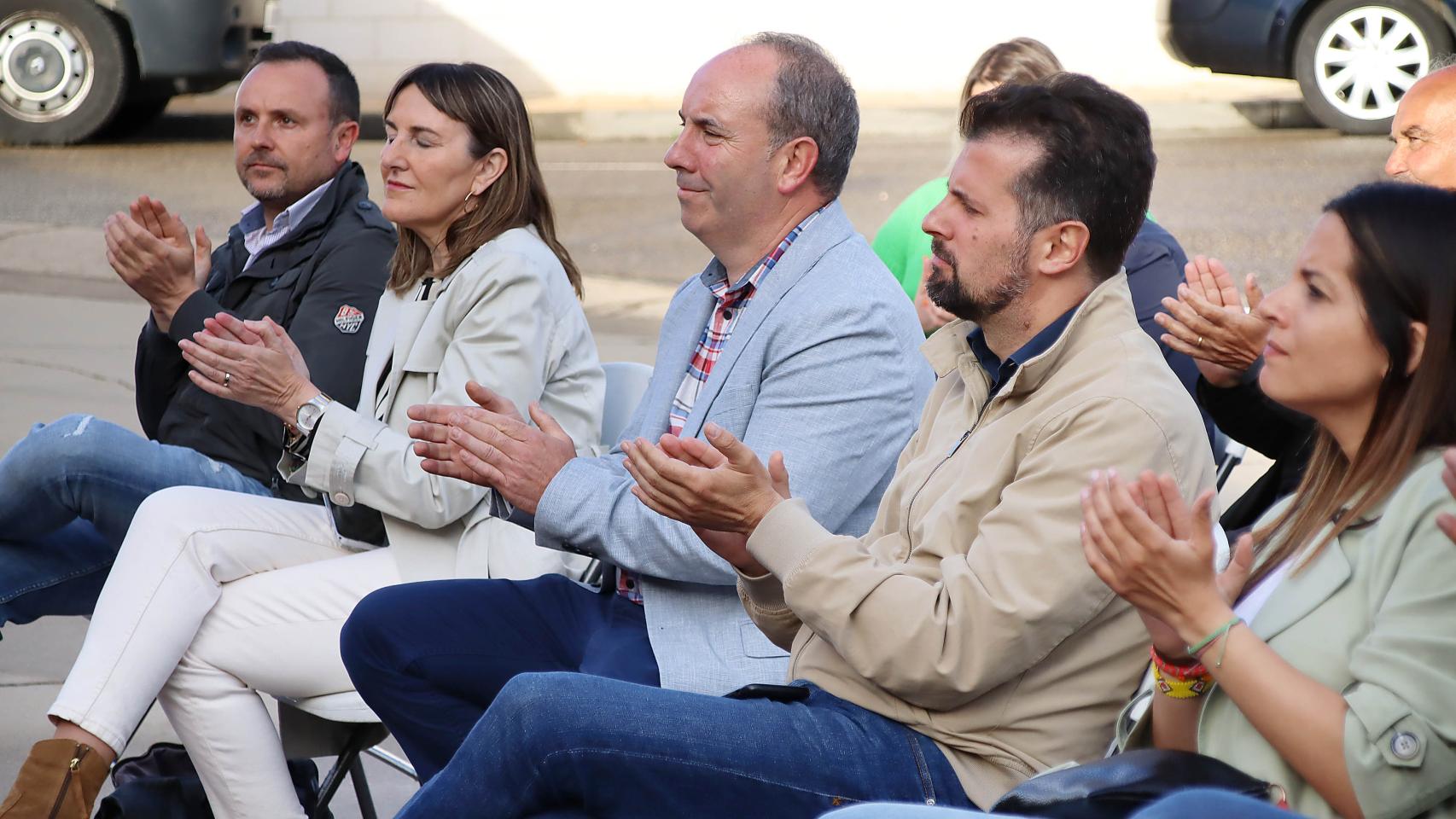El secretario general del PSOE, Luis Tudanca, con el secretario provincial Luis Alfonso y el candidato David González