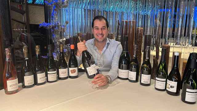 Adolfo De Lozar Adalia con sus botellas de champán