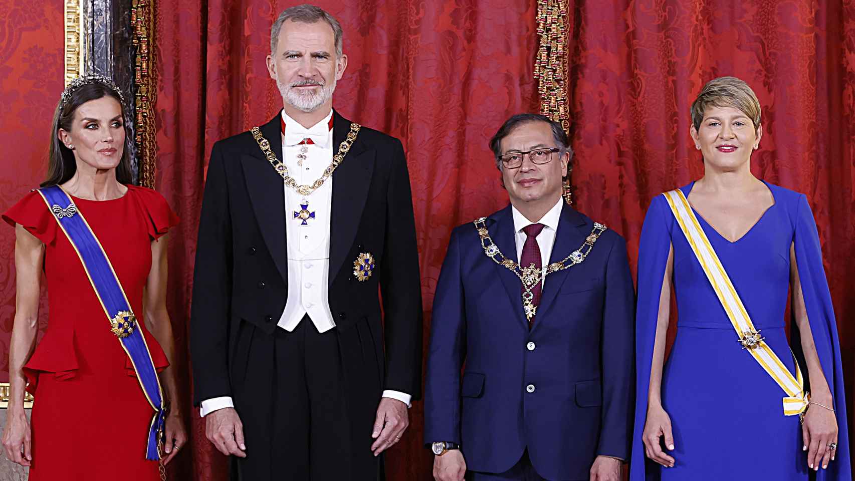 Los Reyes junto  Gustavo Petro y su mujer, en el Palacio Real de Madrid.