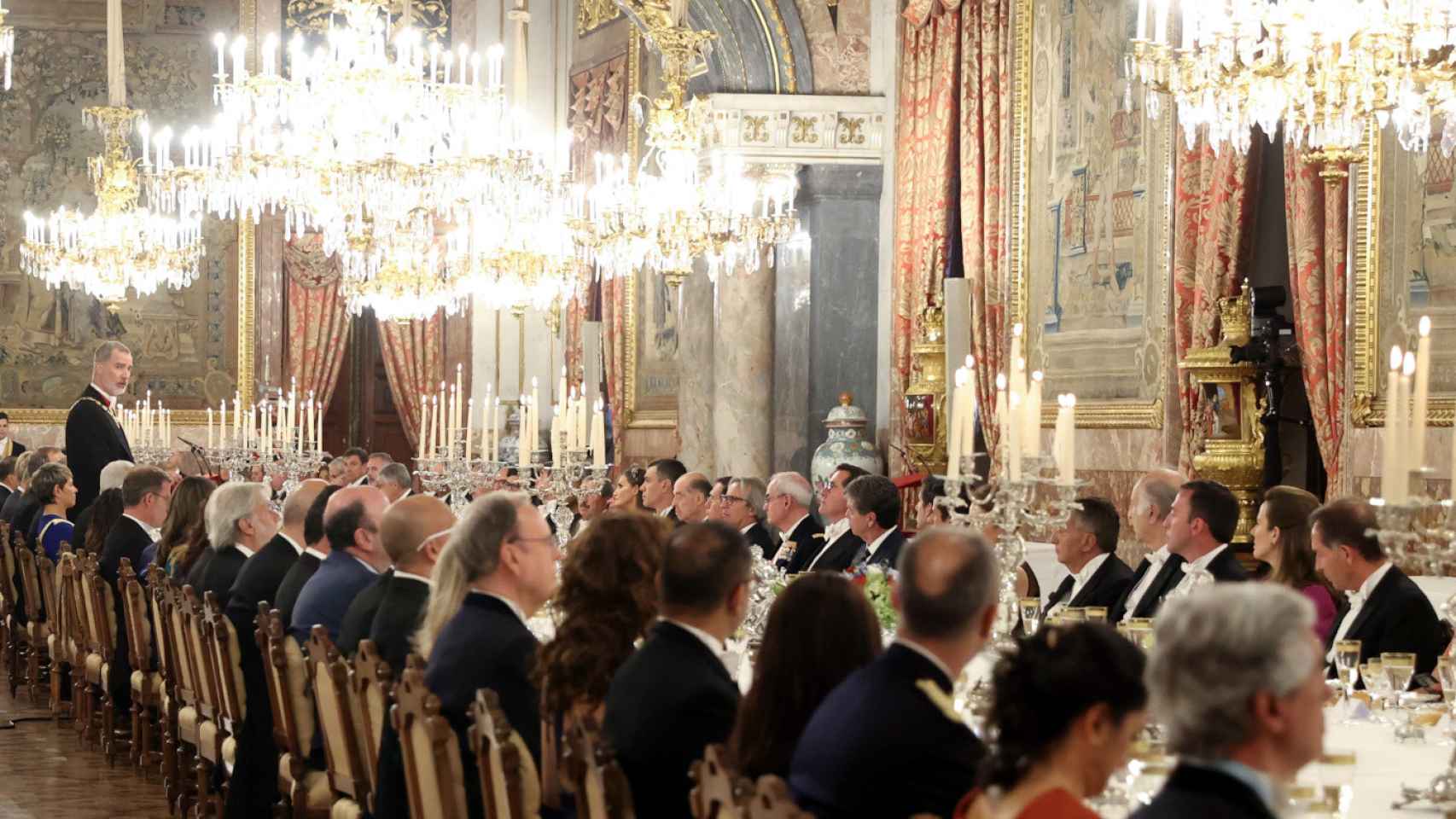 El Rey pronunciando unas palabras durante la cena de gala en el Palacio Real.