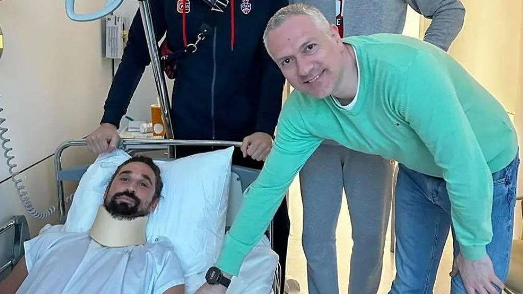 Shved, junto a varios compañeros mientras se encuentra en el hospital.