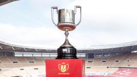 El trofeo de Copa del Rey, en el Estadio de La Cartuja