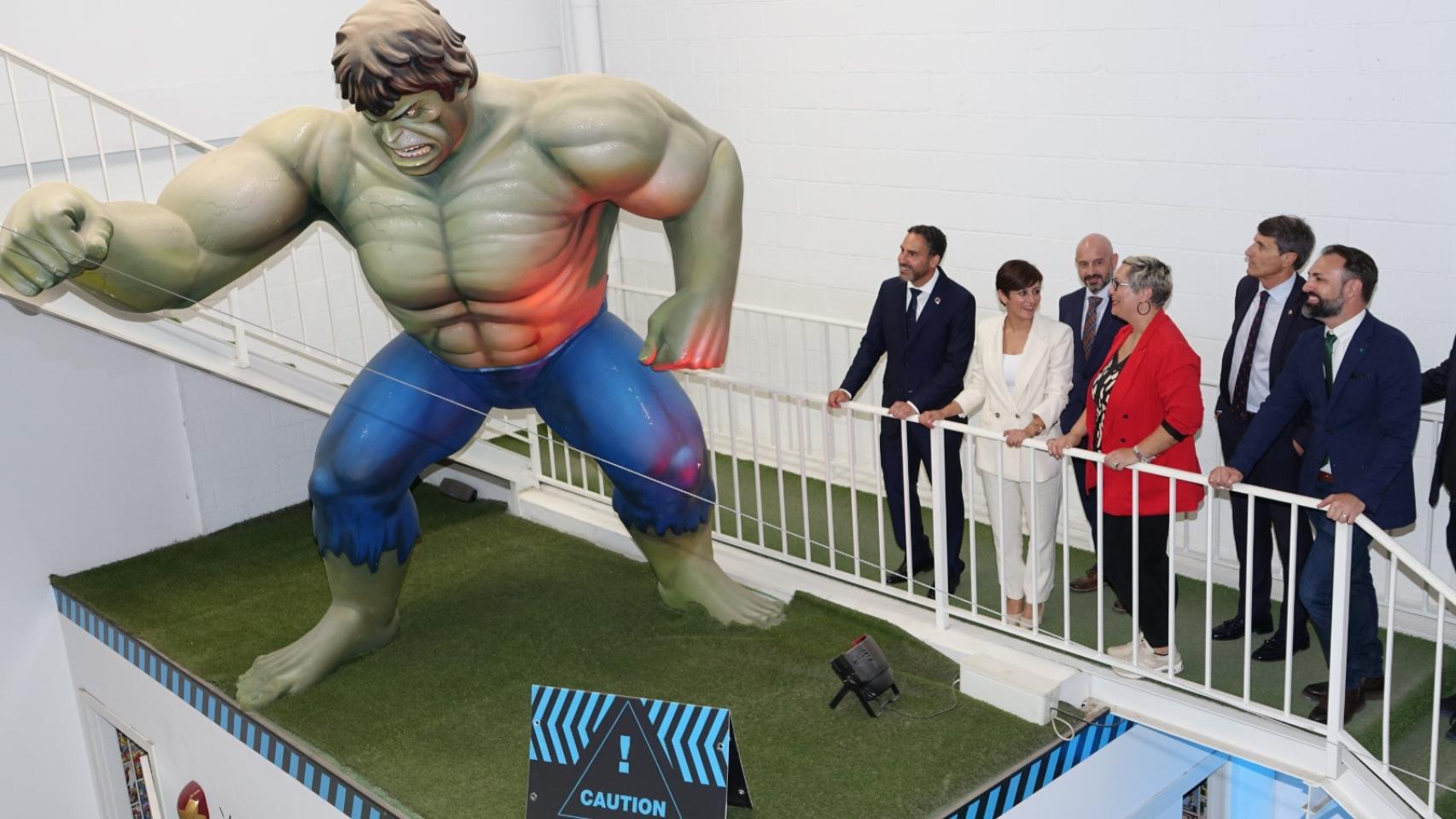 Hulk  y un futbolín con la ministra y portavoz del Gobierno Isabel Rodríguez: su visita a Kaiju Group