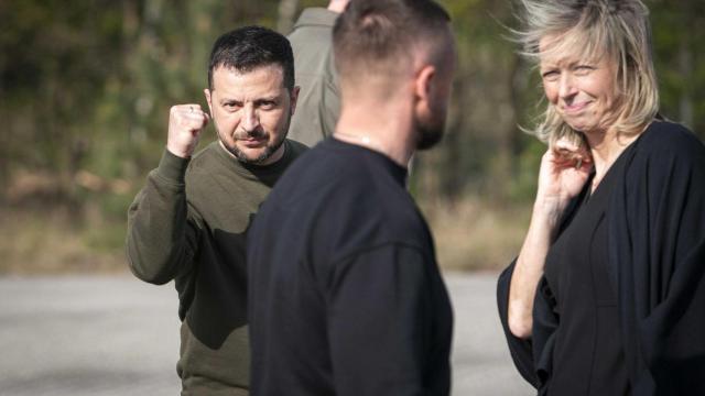 Volodimir Zelenski, (i) y la ministra de Defensa de Holanda, Kajsa Ollongren (d), visitan la base militar Camp Soesterberg.