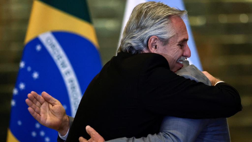 Alberto Fernández abraza a Luiz Inácio Lula da Silva, este martes en Brasilia.