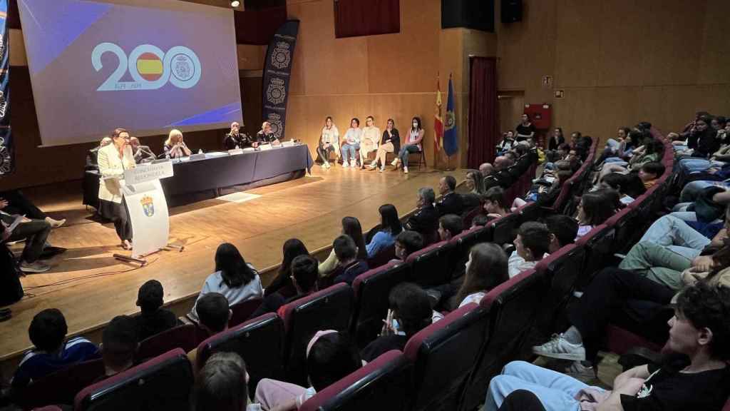 Maica Larriba durante su intervención en el encuentro con los estudiantes.