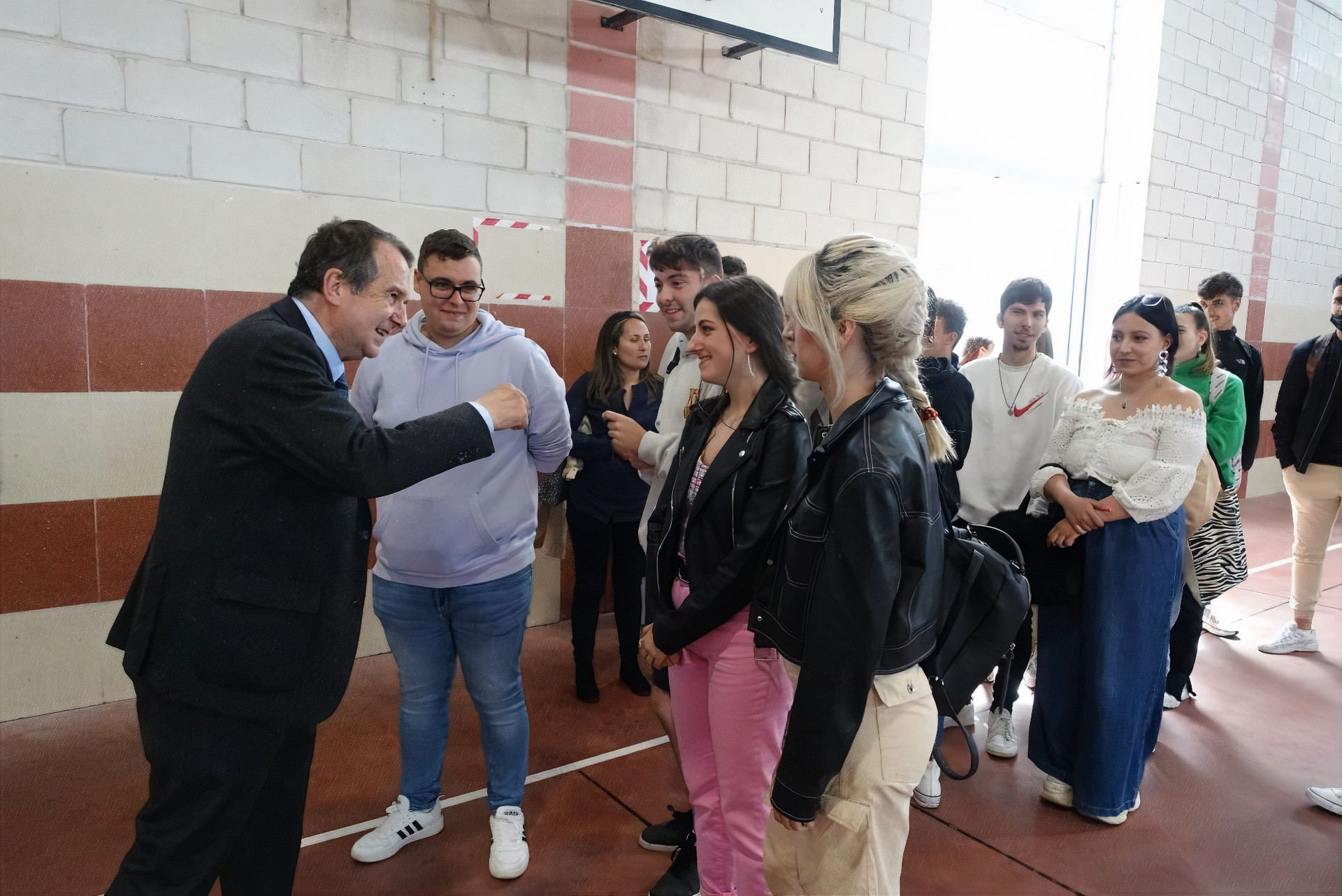 Abel Caballero en una visita al IES A Guía. Foto: Concello de Vigo