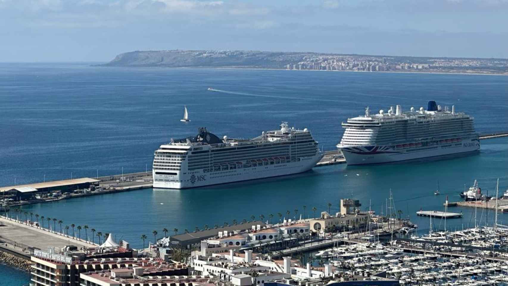 Vista de los cruceros fondeados hoy en Puerto desde el castillo de Santa Bárbara de Alicante.