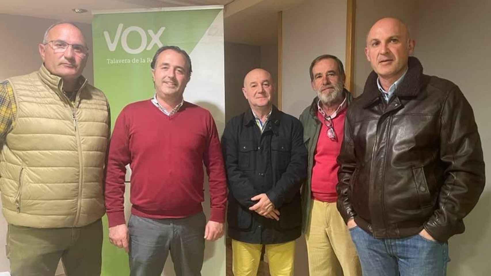 En el centro, Juan Bautista Rocha del Pino, el que iba ser candidato a la Alcaldía en Los Navalmorales junto a David Moreno y otros miembros de Vox.