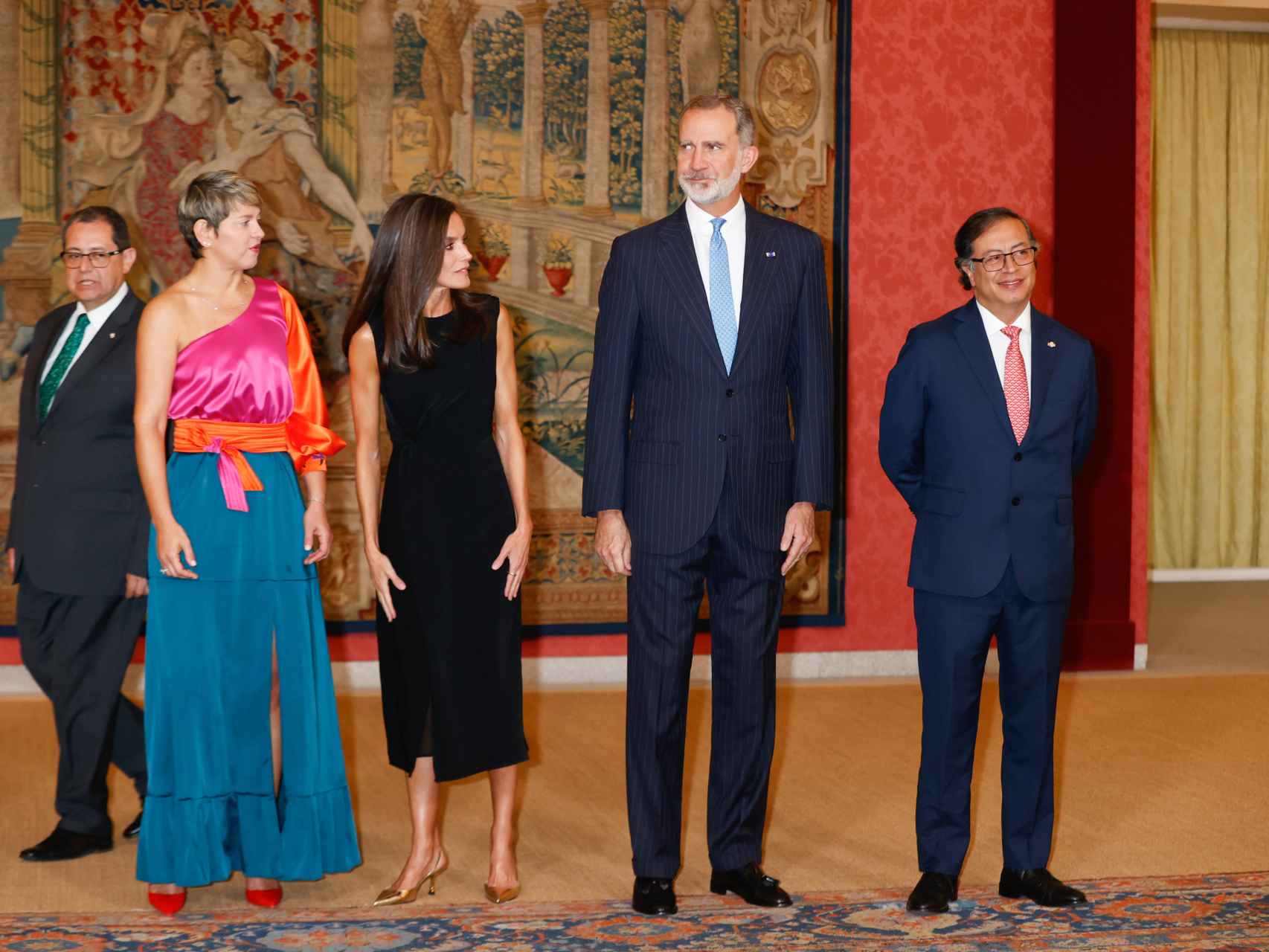 Los reyes, Felipe y Letizia, y el presidente de Colombia, Gustavo Petro y su mujer, Verónica Alcocer, recibiendo a los invitados.